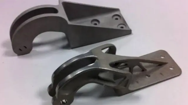 یورپی طیارہ ساز کمپنی ایئر بس کے طیارے ائیر بیس اے تھری ٹوئنٹی کے دروازے کے قبضے، جس میں پیچھے روایتی طریقے سے بنا ہوا جبکہ سامنے تھری ڈی پرنٹنگ سے تیار کردہ