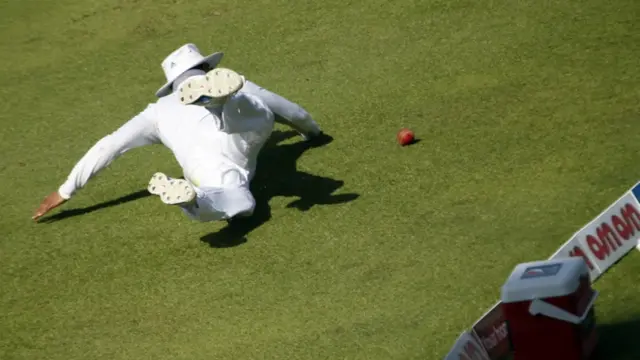 جنوبی افریقہ کے فیلڈر اپنے بالروں کی مدد کرنے میں ناکام دکھائی دیے