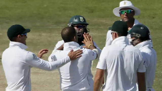 شان مسعود کو 75 کے سکور پر ڈومینی نے آؤٹ کیا جبکہ آؤٹ ہونے والے دیگر دو پاکستانی بلے بازوں میں اظہر علی 11 اور تجربہ کار بلے باز یونس خان صرف ایک رن ہی بنا سکے۔