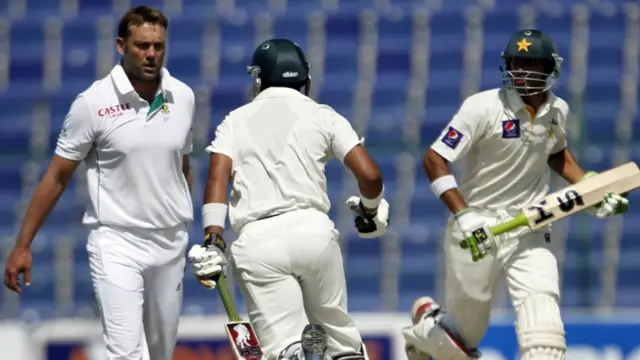 ابوظہبی میں جاری پہلے کرکٹ ٹیسٹ میچ کے دوسرے دن اوپنرز کی عمدہ کارکردگی کی بدولت پاکستان نے صرف تین وکٹوں کے نقصان پر جنوبی افریقہ کی پہلی اننگز کی برتری کا خاتمہ کر دیا
