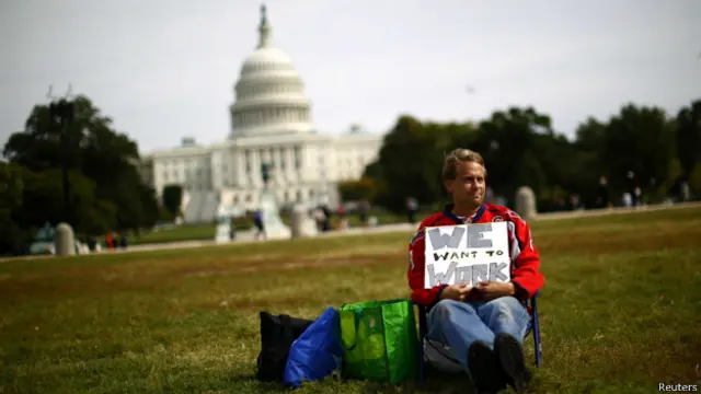 Persona frente al Capitolio, en Washington