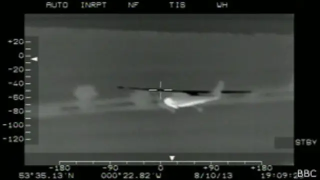 John Wildey tenta pousar avião | Foto: BBC