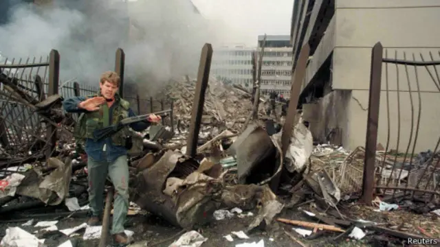 У ворот взорванного посольства в Найроби в 1998 году