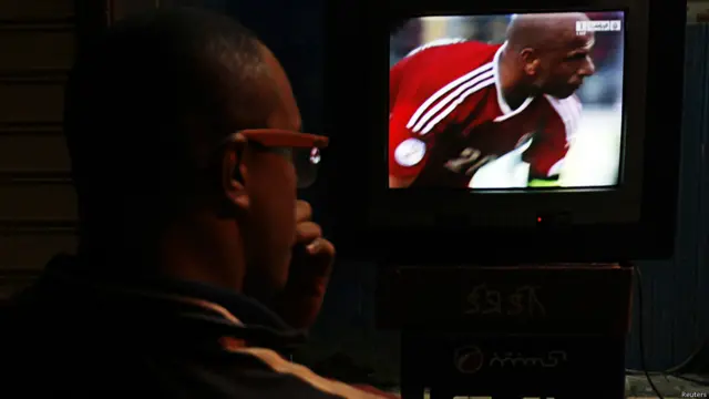 Un aficionado egipcio se lamenta frente a un televisor del autogol anotado por Gomaa, que a la postre significó el segundo de la goleada 6-1 de Ghana sobre Egipto. Las "Estrellas negras" africanas prácticamente aseguran su tercera participación consecutiva en los mundiales.