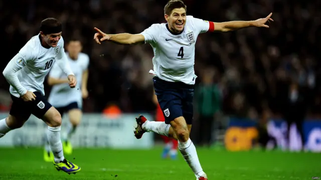 Otra selección histórica que logró su pase fue Inglaterra. De la mano de Rooney y Gerrad venció a 2-0 a Polonia ante un abarrotado estadio de Wembley. Pero Brasil no le trae buenos recuerdos a Inglaterra. En su debut mundialista en 1950 perdió contra Estados Unidos y España.