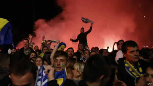Rakyat Bosnia merayakan kepastian timnas mereka lolos ke Piala Dunia 2014. 