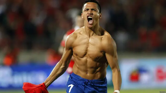 Alexis Sánchez grita su gol que acerca a Chile al Mundial de Brasil 2014.