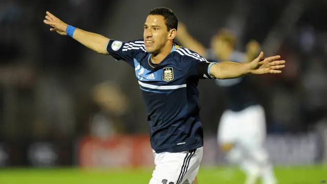 Maxi Rodríguez se ha convertido en la gran figura de Argentina en el Centenario de Montevideo con dos goles.