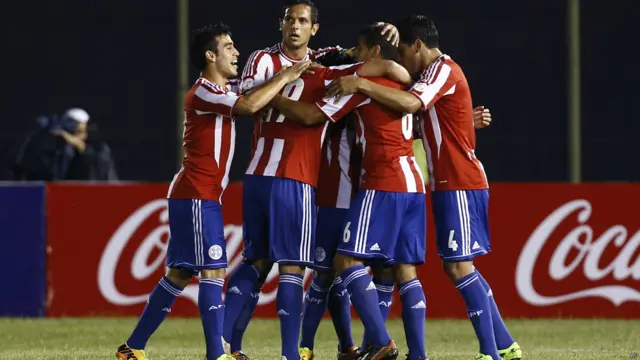 Rojas le dio una alegría a la barra paraguaya, que sigue apoya a su selección pese a estar eliminada.