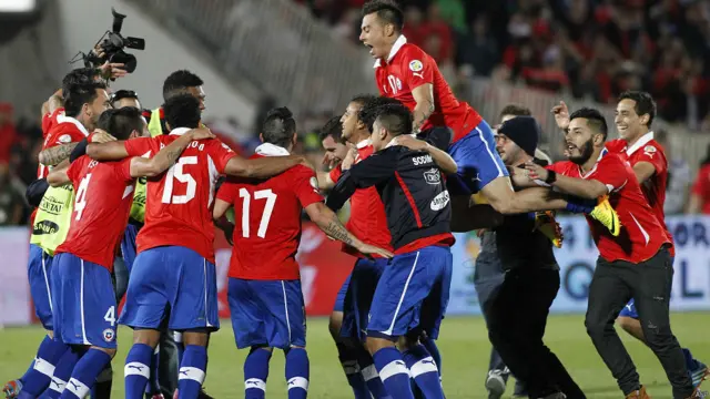 Chile logró clasificar por segunda vez consecutiva a un Mundial de fútbol, un logró que alcanza por primera vez sobre la cancha.