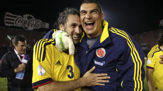 Dos veteranos de la selección Colombia festejan el triunfo en Paraguay que prácticamente asegura que serán cabeza de sede en el sorteo del próximo 6 de diciembre.