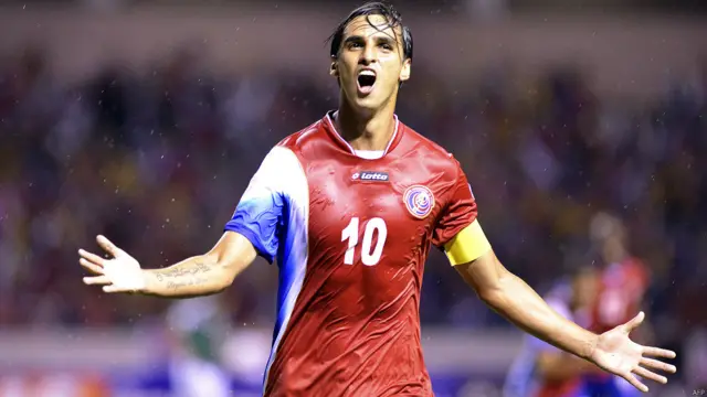 Bryan Ruiz (foto) y Álvaro Saborío le dieron la victoria a Costa Rica sobre México, que tuvo que esperar hasta el último segundo de la eliminatoria para conocer su clasificación al repechaje contra Nueva Zelanda.