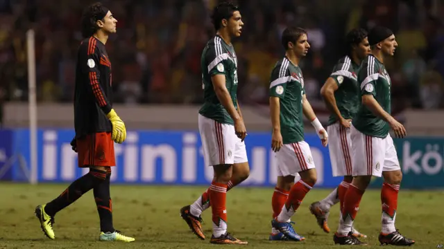 Los jugadores mexicanos abandonan con la cabeza baja el campo tras perder contra Costa Rica 1-2. Pese a la derrota lograron avanzar al repechaje contra Nueva Zelanda gracias a la victoria de Estados Unidos sobre Panamá 2-3.