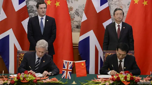 英國財相奧斯本(後左)與中國副總理馬凱(後右)在北京釣魚台國賓館出席一項簽字儀式(15/10/2013)