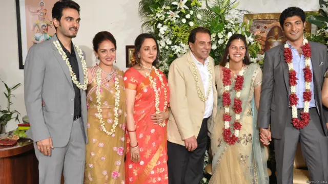  भरत तख्तानी, ईशा देओल, हेमा, धर्मेंद्र, अहाना, वैभव वोरा.