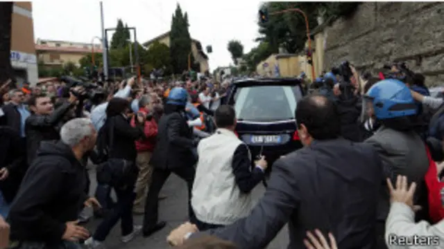 Протестущие кричали "палач" и "убийца" возле катафалка с телом Эриха Прибке