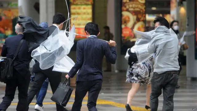 东京民众在强风下过马路（16/10/2013）