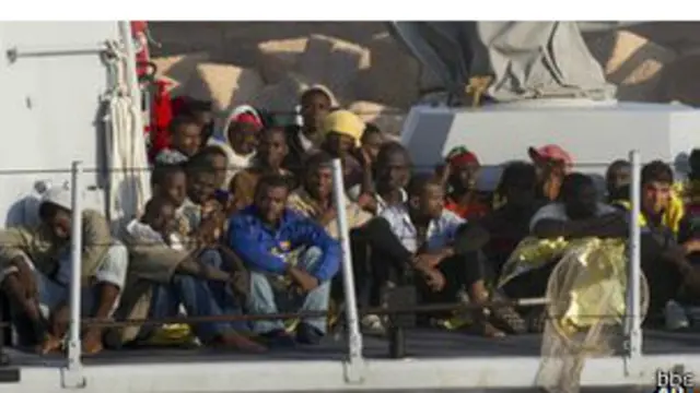 تبذل لامبيدوسا جهودا مضنية لاستيعاب آلاف المهاجرين الذين يصلون إلى شواطئها.