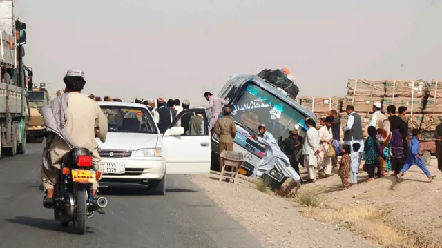 این شاهراه همچنین شاهد تصادف‌های رانندگی است. بی احتیاطی رانندگان و غیرمعیاری بودن شاهراه از عوامل اصلی آن است.