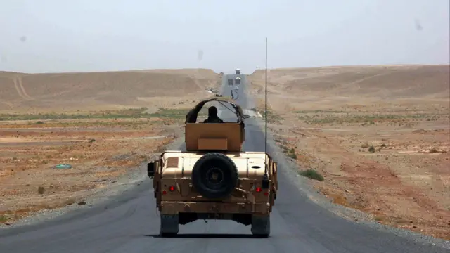 بخش‌های از شاهراه حلقوی در جنوب افغانستان از دل صحرا می گذرد.