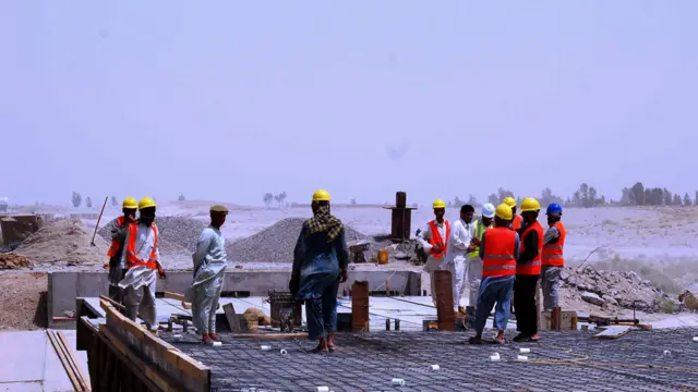 با وجود ناامنی‌ها، بازسازی و نوسازی در اطراف این بخشی از شاهراه جریان دارد.