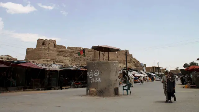 در یک سال گذشته در شاهراه حلقوی قندهار- هرات در نتیجه حوادث ترافیکی، حدود شش هزار نفر زخمی و بیش از دوصد نفر کشته شده اند. این رقم به مراتب بیشتر از شمار قربانیان جنگ در این مسیر است.