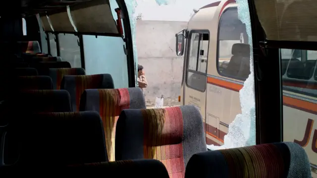 اتوبوس‌ها به تناسب دیگر انواع وسایط در این مسیر رفت و آمد بیشتری دارند، اما از حملات دزدان مسلح در امان نیستند.