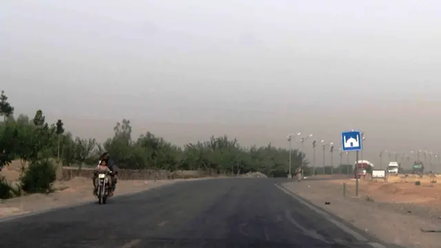 در امتداد این شاهراه کم عرض، نشانی های راهنمای ترافیکی کمتر به چشم می خورند.