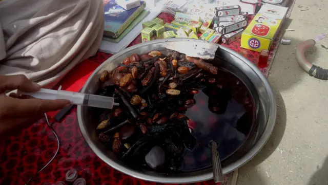 به دلیل کمبود مراکز بهداشتی، بیشتر مردم در غزنی به طبیبان سنتی مراجعه می‌کنند.