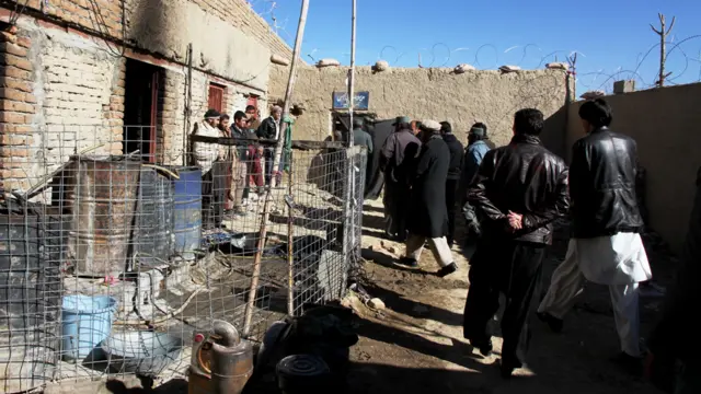 زندانیان در غزنی هم از کمبود خدمات بهداشتی شاکی اند. این زندان در نزدیکی شاهراه حلقوی قرار گرفته است.