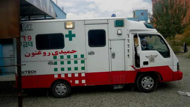 قرار بود با این امبولانس در مسیر شاهراه سفر کنیم اما به دلایل امنیتی نتوانستیم.