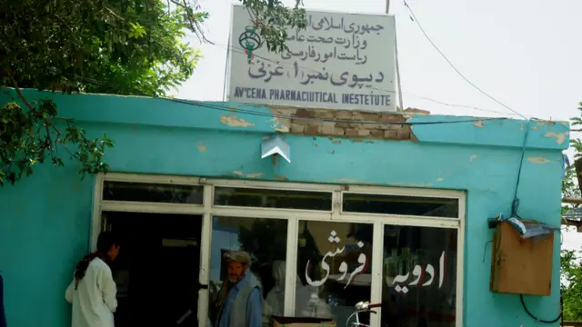 اما در دواخانه‌های دولتی، داروها ارزان تر است و به همین دلیل ازدحام مردم در آن بیشتر است.