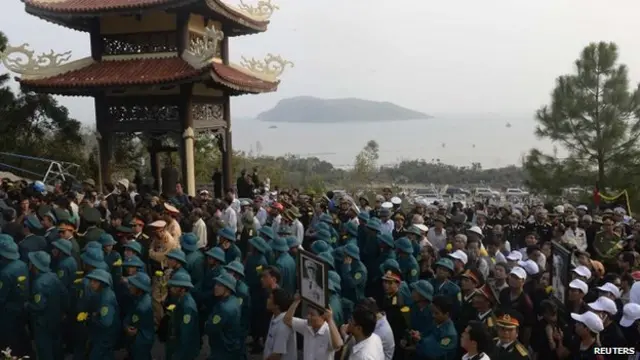 來給武元甲送靈的人裏三層外三層