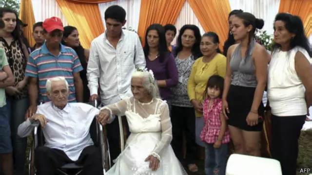 A cerimônia aconteceu no jardim da casa do casal