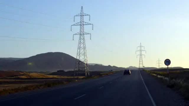 خدمات برای مسافران در این مسیر اندک و غیرمعیاری است.