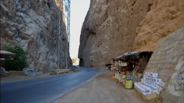 در تنگی تاشقرغان، در ولسوالی خُلمِ ولایت بلخ هم میوه‌های تازه و خوراکی های محلی به فروش می‌رسد.