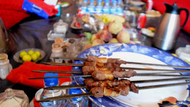 برای راننده‌ها اتاق مخصوص و غذاهای گوناگون فراهم می شود.