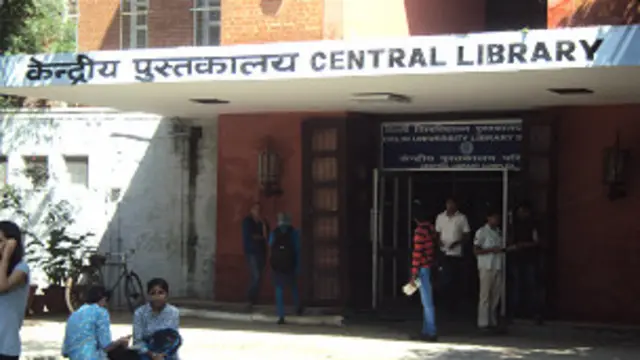 शोध के लिए सबसे ज़रूरी होता है कि लाइब्रेरी में विश्व स्तरीय किताबें उपलब्ध हों. (दिल्ली विश्वविद्यालय की सेंट्रल लाइब्रेरी)