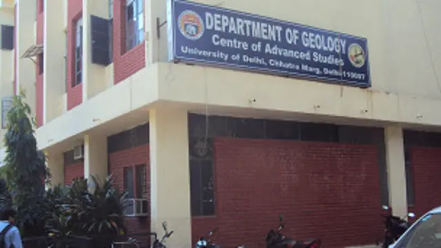 दिल्ली विश्वविद्यालय के कुलपति दिनेश सिंह का कहना है कि शोध के स्तर में गिरावट के बावजूद कुछ स्तरीय रिसर्च आज भी हो रहे हैं.