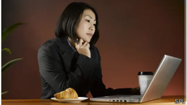 Mujer sentada frente al computador