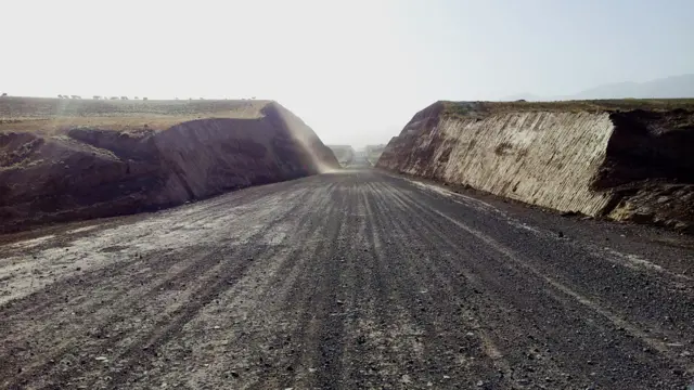 شاهراه پر خم و پیج در مسیر باغیس تا هرات همه اسفالت ناشده است.