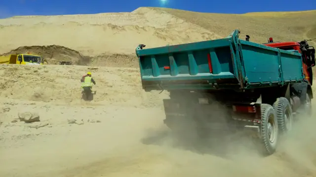 در بخش هایی از مسیر کار ساخت و ترمیم شاهراه جریان دارد.