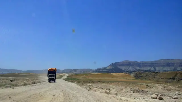 از هرات تا فاریاب، حدود 233 کیلومتر از شاهراه حلقه‌ای اسفالت ناشده باقی مانده است.