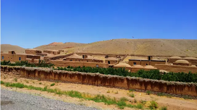 در ولسوالی های دوردست هرات نشانه های فقر را در خانه های کوچک گلی می شود دید.