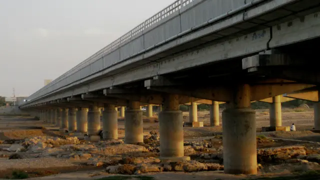 پشتون‌پُل یا پُل‌پشتو، در مربوطات ولسوالی گذره، از فراز هریرود عبور می‌کند