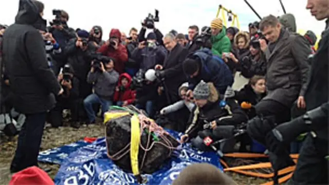 Una parte del meteorito de Chelyabinsk fue recuperado del lago Chebarkul, en el centro de Rusia.