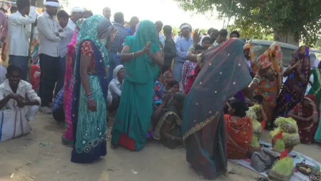 दतिया में भगदड़ के अगले दिन नाचती हुई महिलाएं