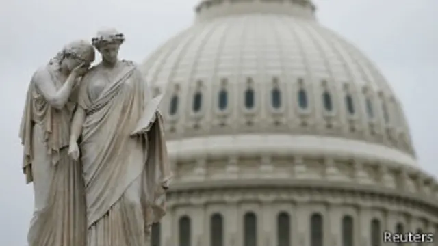 Статуи скорби и истории перед Капитолием в Вашингтоне