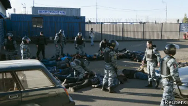 Полиция задерживает мигрантов на овощебазе в Бирюлеве