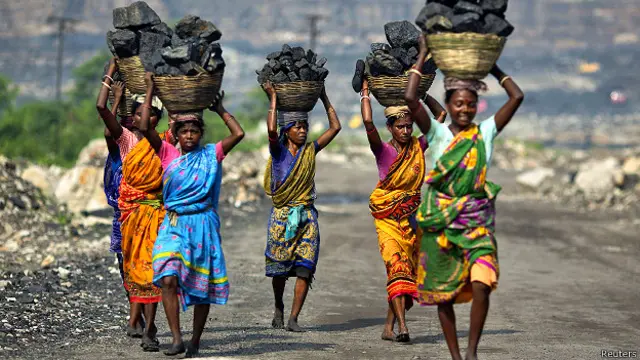 कोयला ढोती महिलाएं.